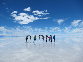 鏡張りに映る、人文字の「UYUNI」。