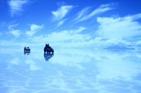 ウユニ塩湖の鏡張りに浮かぶ4WDは絵ハガキのよう。