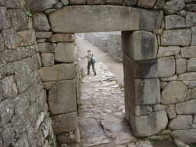 石でできた門をくぐり、当時のインカ人気分。