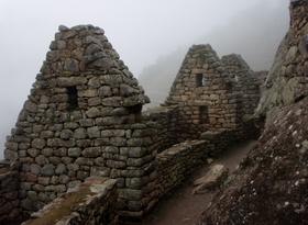 絶壁に聳え立つインカ帝国の古代都市マチュピチュ