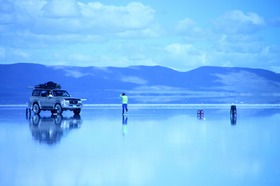 旅人憧れの地、鏡張りが美しいボリビアのウユニ塩湖