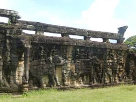 300m以上の壁に象、ガルーダの彫刻が並ぶ像のテラス