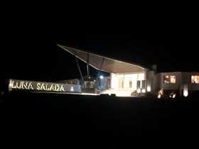 ホテルの外観。外のデッキもライトアップされます。