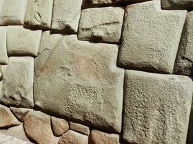 インカ文明が作り上げた12角の石は必見
