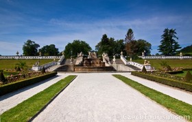 チェスキー・クルムロフ城に隣接する広大な庭園