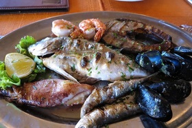 新鮮なシーフードをたっぷり使った料理が名物