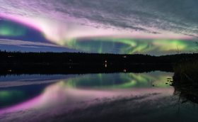 湖に反射して幻想的な風景を作り出す