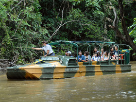 水陸両用車でジャングル探検