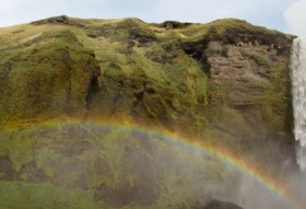 大きな虹がかかったスコゥガフォスの滝
