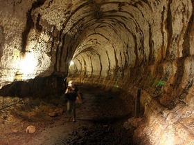 サンタクルス島の溶岩トンネルを散策