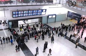 専用車で市内に向けて香港国際空港を出発！