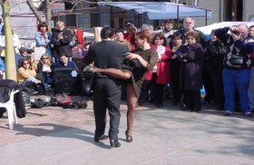 市内で踊るタンゴダンサーはブエノスアイレスならでは。