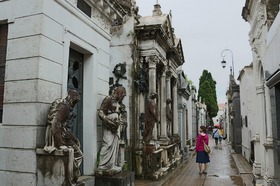 偉人のお墓が住宅街のように集まるレコレータ墓地。