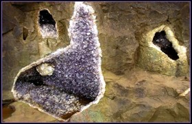 洞窟内の鉱石は自然の美しさそのもの。