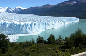 ロスグラシアレス国立公園では壮大なペリトモレノ氷河が見られます。