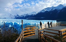 遊歩道から氷河を観察、写真撮影を忘れずに。