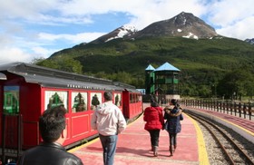 晴れた日にプラットフォームから見える山々も絶景です。