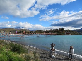 綺麗なエメラルドのペウエ湖にかかる橋と美しい空