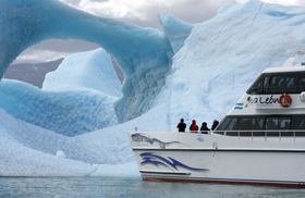 ボートからのペリトモレノ氷河鑑賞。湖に映る氷河を眺めましょう。