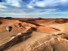 ナミブ砂漠でのサンライズが見られる熱気球