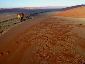 ナミブ砂漠からの日の出を見ながらの熱気球は感動！