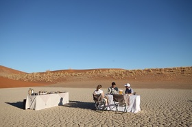 砂漠のど真ん中で朝食は、なかなかできない体験