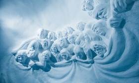 世界のアーティストの氷の彫刻がお部屋ごとに