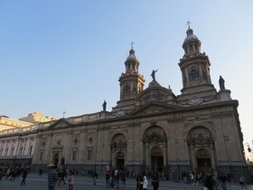 サンティアゴ市内中心部のアルマス広場と大聖堂。