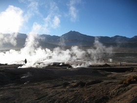 湯気の立ち昇タティオ間欠泉