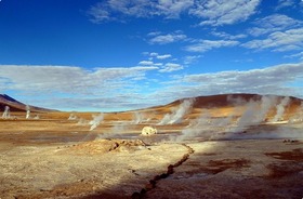 タティオ間欠泉、乾いた大地から湧き出る蒸気はこの世のものとは思えません。