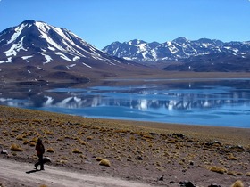 高原の湖に映るアンデスの山々。