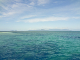 エメラルドグリーンに輝くグレートバリアリーフの海