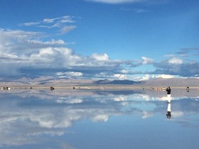 ウユニ塩湖の鏡張りは雨期限定。雨季なので、当日晴れるかどうかは運次第。