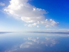 ウユニ塩湖の鏡張りは、一生に一度は見てほしい絶景です。