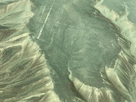 ナスカの地上絵。何の絵が描いてあるのか想像しながら遊覧飛行を楽しんでください。