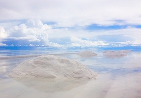 ウユニ塩湖の塩山。期間限定なので、見られたら運が良いかも。