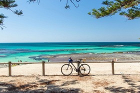 ロットネスト島の美しいビーチをセグウェイに乗りながら鑑賞。