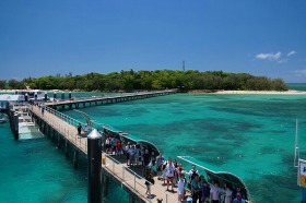 思わず歓声があがるグリーン島到着直後の桟橋からの海