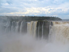 80%の滝を占める、アルゼンチン側での観光をお楽しみください。