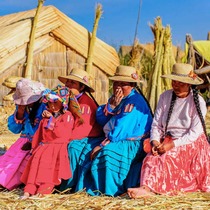 カラフルな民族衣装を着た地元住民の様子。