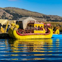 ワラの伝統船トトラはチチカカ湖ならでは。