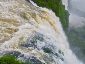 世界最大の滝、悪魔の喉笛は圧巻です。
