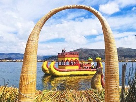 ウロス島の伝統の藁でできた船、トトラ