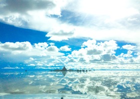 天空の鏡、ウユニ塩湖。一生に一度は訪れたい観光地。