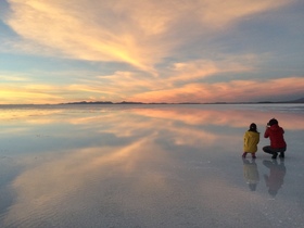 ウユニ塩湖での夕日鑑賞は一生の思い出になります。