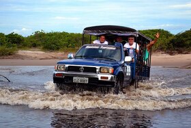 レンソイスの砂丘を目指して、4WDでの移動はスリル満点。