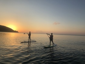 奄美大島の海に沈む大きい夕日。SUPを漕ぎながら眺めてみませんか？