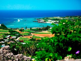 与論島の城跡からの眺め。美しい海と緑豊かな自然がご覧いただけます。