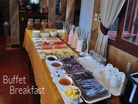 カントゥホテルの朝食ブッフェの様子。