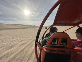 猛スピードで砂漠を駆け抜けるサンドバギー体験！